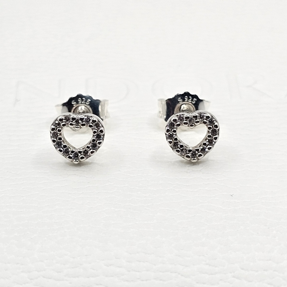 ❤️ Authentic Pandora HEART STUD EARRINGS
